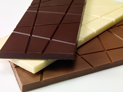 Rajoles de xocolata elaborades amb cacau, ingredient conegut com a aliment però també utilitzat com a additiu del tabac