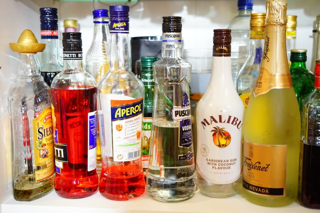 Ampolles de diversos tipus de licors i altres begudes alcohòliques