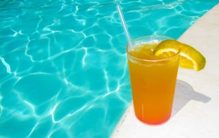 Combinat d'alcohol en una piscina
