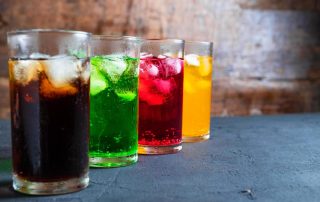 Vasos con bebidas de colores