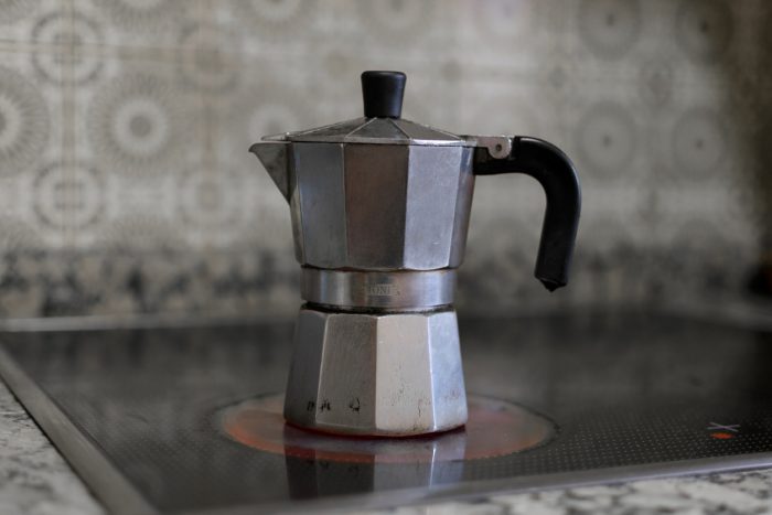 Una cafetera sobre uns fogons