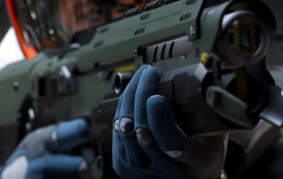 Frame de videojoc on es veu el detall d'una arma