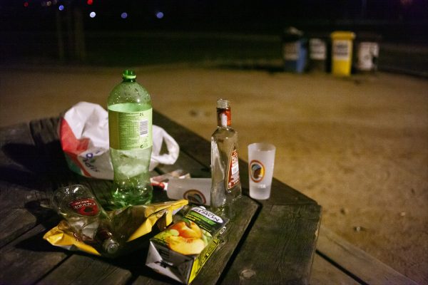 Ampolles de refresc, alcohol i suc de fruites buides, sobre una taula