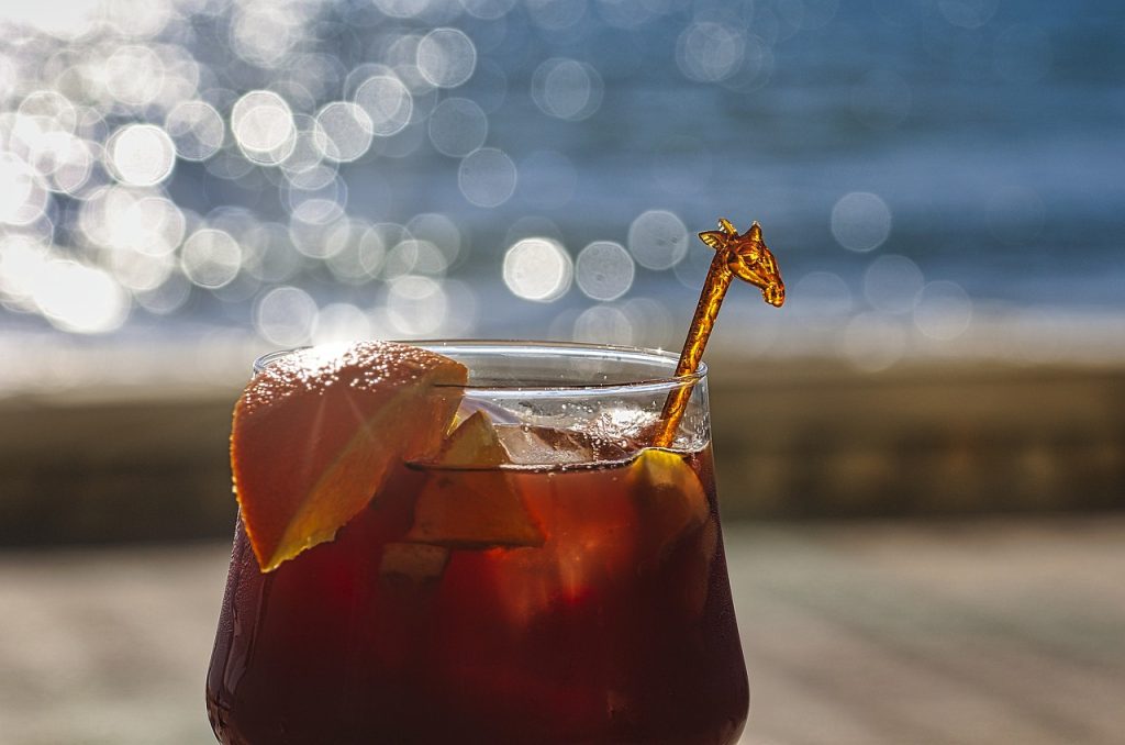 Copa de sangria a primera línia de platja. Beure alcohol no és una bona idea per hidratar-se. 