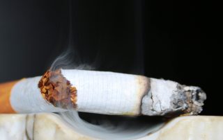 Cigarreta de tabac trencada i encesa