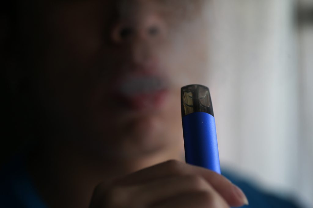 Noi exhalant fum d'un vaper