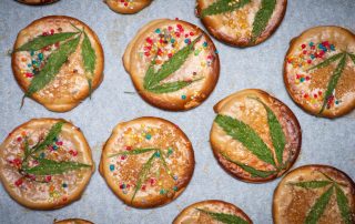 Galetes de marihuana amb decoracions de colors