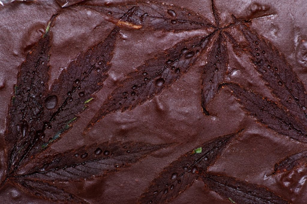 Relleu decoratiu de pastís de xocolata i marihuana