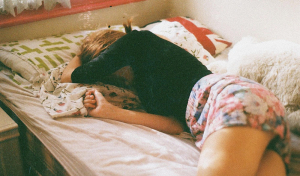 chica_cama