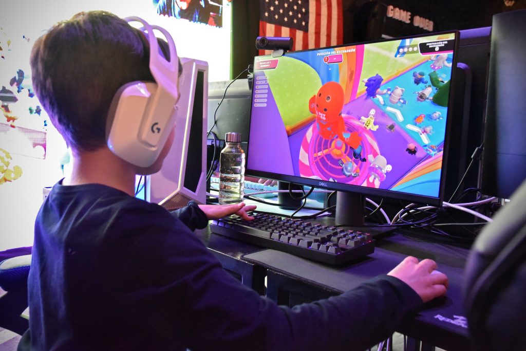 Un noi preadolescent, jugant a un videojoc amb l'ordinador.