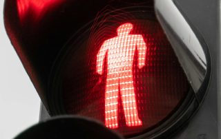 Semàfor per a peatons il·luminat en vermell indicant que no es pot passar.